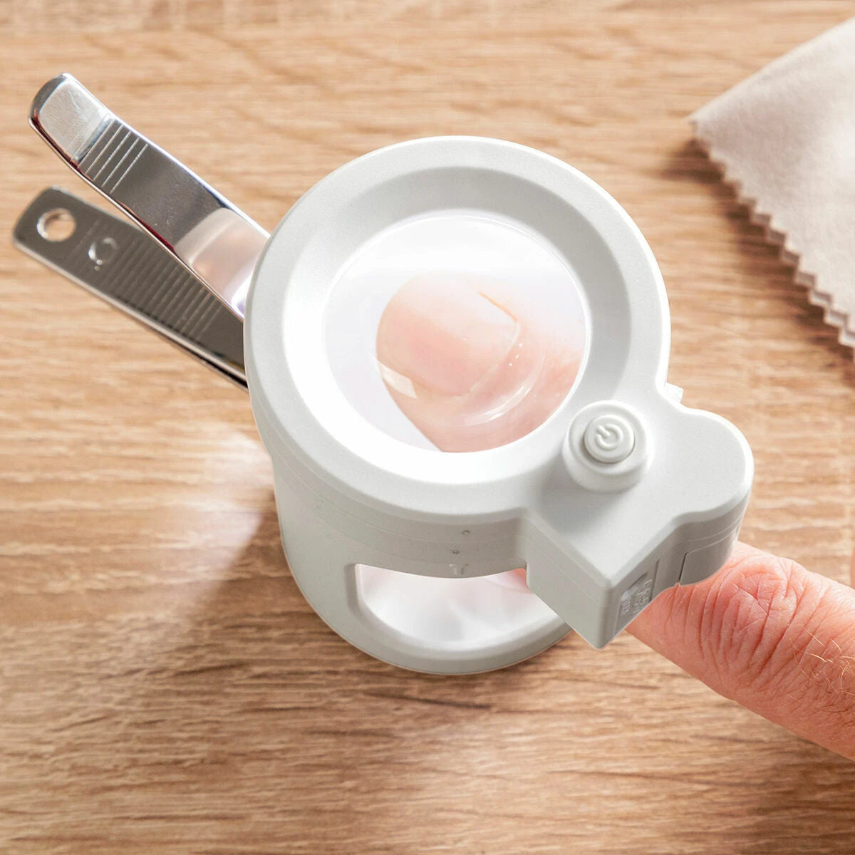 Nail Clippers with LED Light, Magnifying Glass and File Clail InnovaGoods product packaging